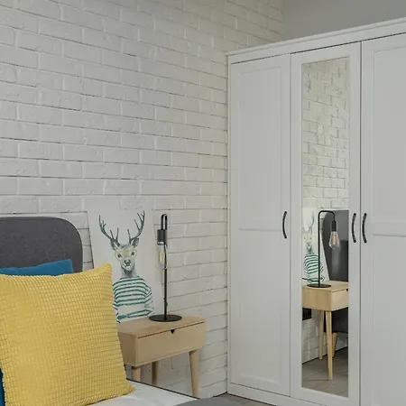 Bright With Balcony And Free Garage By Renters Apartment