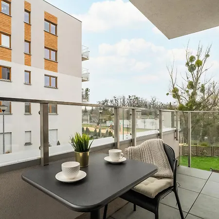 Bright With Balcony And Free Garage By Renters Apartment