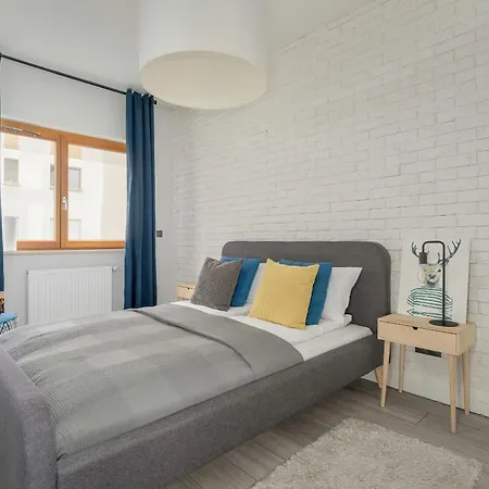 Bright With Balcony And Free Garage By Renters Apartment *