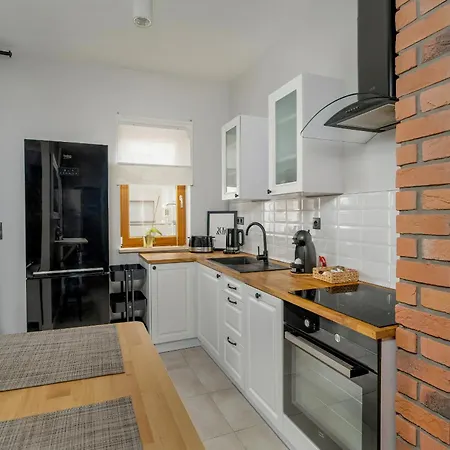 Bright With Balcony And Free Garage By Renters