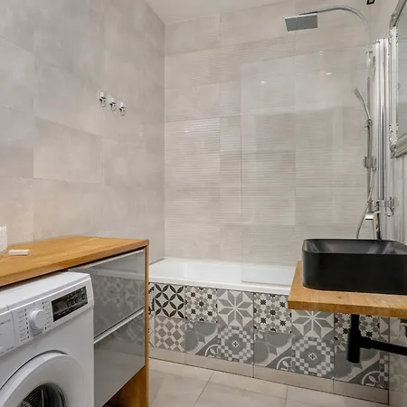Bright With Balcony And Free Garage By Renters Apartment