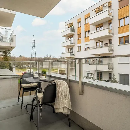 Apartment Bright With Balcony And Free Garage By Renters *