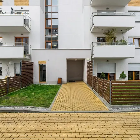 Bright With Balcony And Free Garage By Renters Apartment