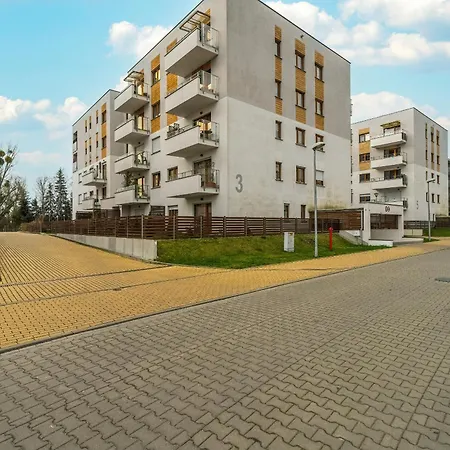 Bright With Balcony And Free Garage By Renters Apartment *